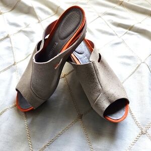 Tsubo Ovid Stingray Platform Wedge Sandals - Size 9 - Tan Suede Orange Accents
